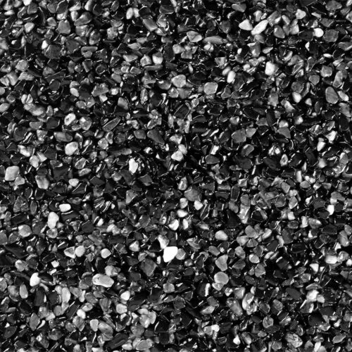 Nahaufnahme des schwarzen Stonelli Arezzo Steinteppichs mit 2-4 mm Körnung