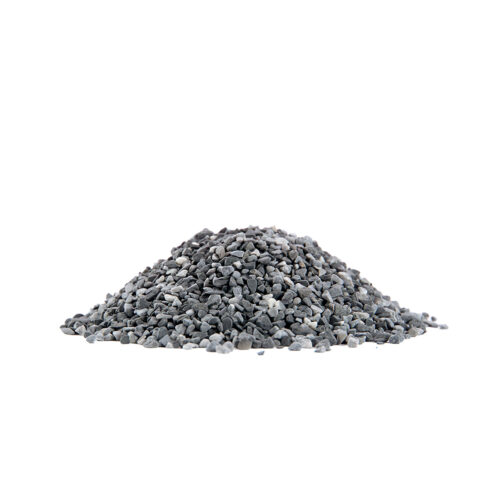 Haufen aus schwarzem Steinmix mit 2-4 mm Körnung auf weißem Hintergrund