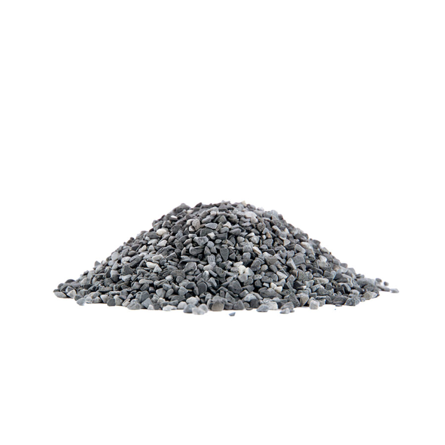 Haufen aus schwarzem Steinmix mit 2-4 mm Körnung auf weißem Hintergrund