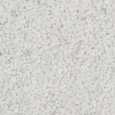 Nahaufnahme von weißem Steinmix mit Körnung von 2-4 mm