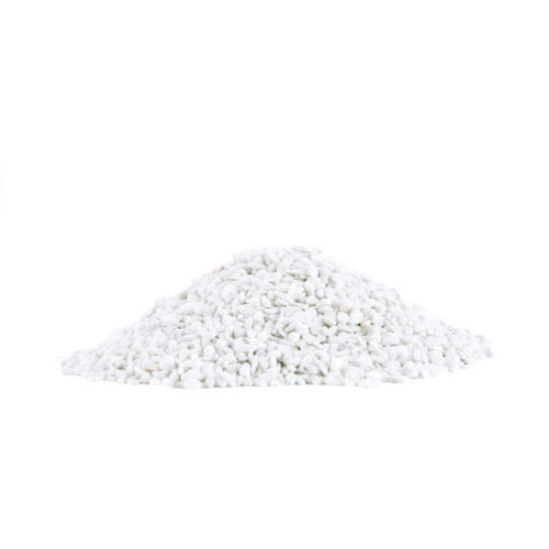 Haufen von weißen Steinen der Körnung 2-4 mm auf weißem Hintergrund
