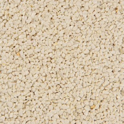 Nahaufnahme von naturweißen Steinen mit 2-4 mm Körnung