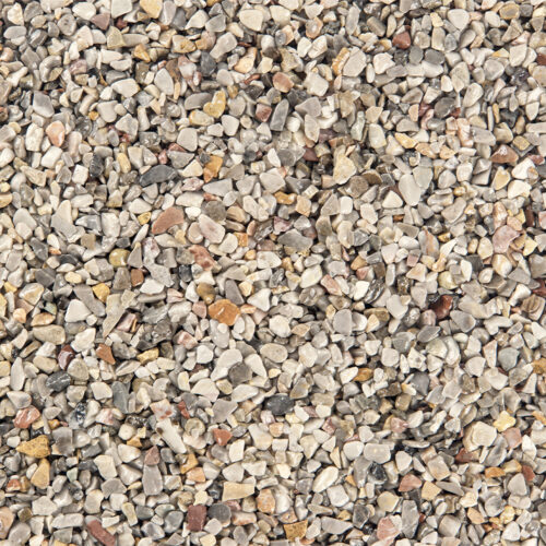 Nahaufnahme eines Steinteppichs mit kleinen, gemischten Kieselsteinen in Grau- und Schwarztönen