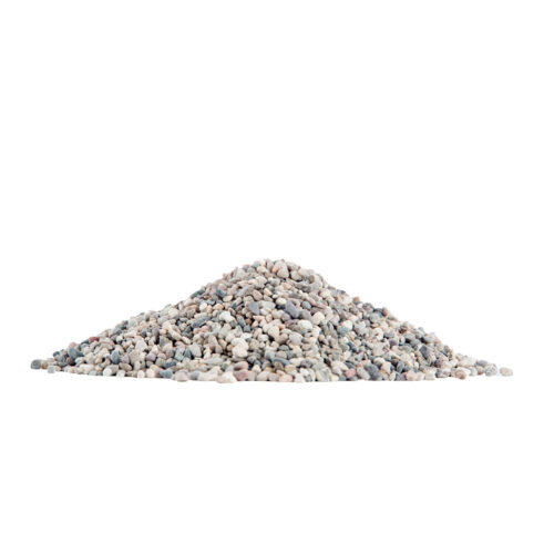 Haufen von kleinen, grauen und schwarzen Steinen auf weißem Hintergrund