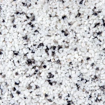 Nahaufnahme von Stonelli Crotone Steinmix mit Körnung 2-4 mm in Schwarz, Weiß und Grau