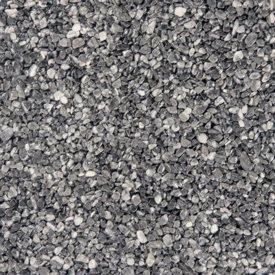 Nahaufnahme von Stonelli Cuneo Steinmix, Körnung 2-4 mm, in Weiß und Grau