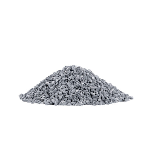 Haufen aus weiß-grauem Stonelli Cuneo Steinmix 2-4 mm auf weißem Hintergrund