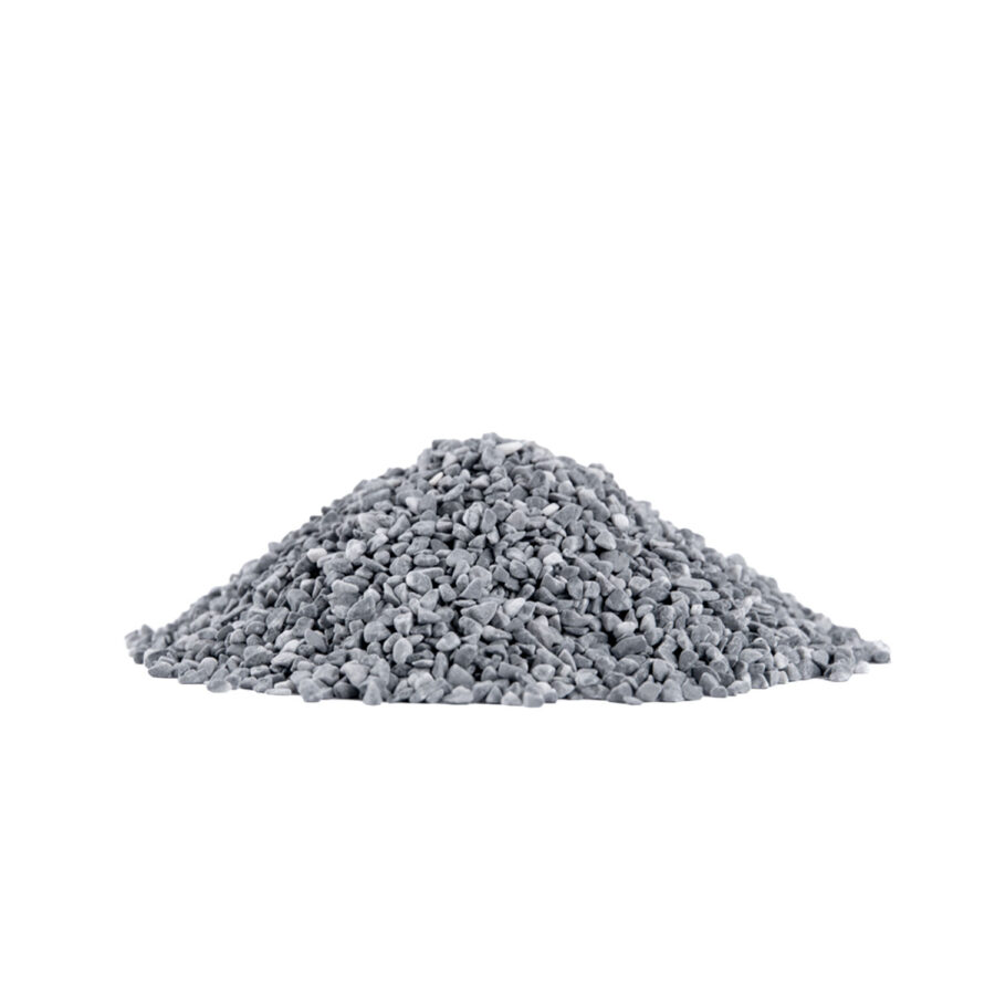 Haufen aus weiß-grauem Stonelli Cuneo Steinmix 2-4 mm auf weißem Hintergrund