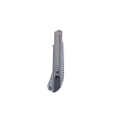 Silbernes Cuttermesser mit ergonomischem Griff auf weißem Hintergrund