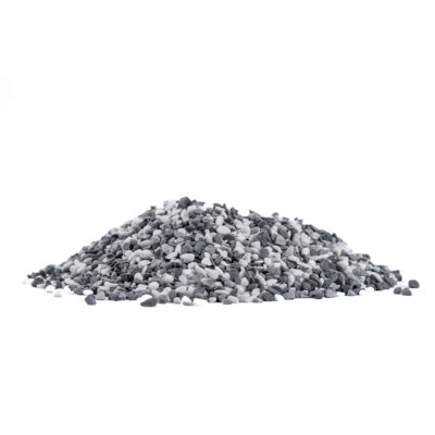 Haufen aus schwarzem, weißem und grauem Steinmix auf weißem Hintergrund