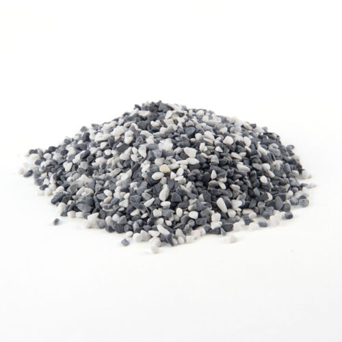 Haufen von Stonelli Ercolano Steinmix in Schwarz, Weiß und Grau auf weißem Hintergrund