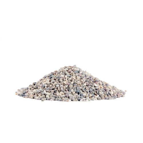 Haufen aus buntem Steinmix mit Körnung 2-4 mm auf weißem Hintergrund