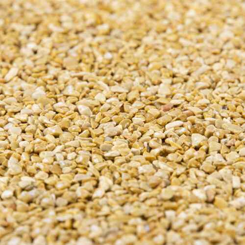 Detailaufnahme von gelbem Naturstein mit kleiner Körnung auf einer Oberfläche