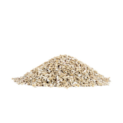 Haufengroßer Steinmix in beige auf weißem Hintergrund