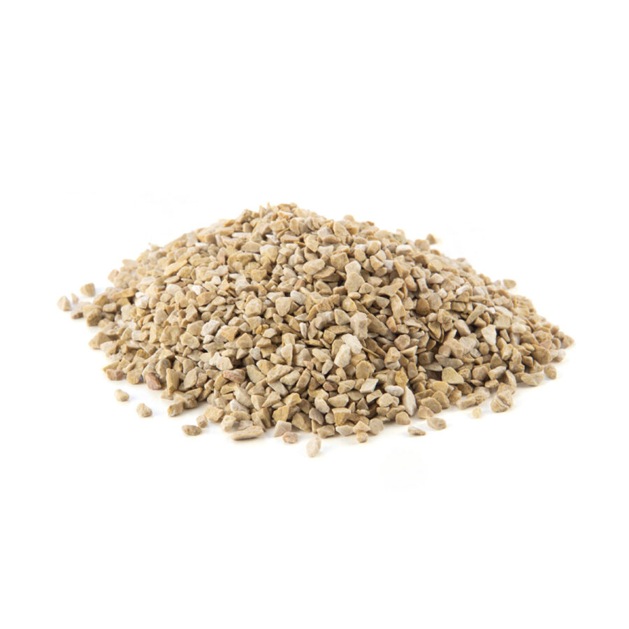 Häufchen beige Naturstein Granulat auf weißem Hintergrund