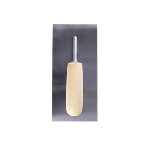 Glättkelle aus rostfreiem Edelstahl mit Holzgriff auf weißem Hintergrund