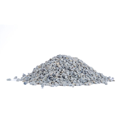 Haufen aus kleinen, beigen, grauen und gelben Steinen auf weißem Hintergrund