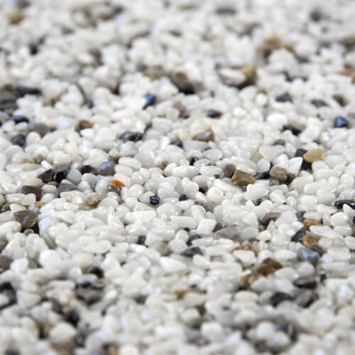 Nahaufnahme von Steinteppich mit weißen und grauen Kieselsteinen