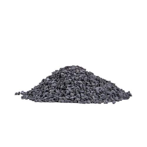 Haufen aus schwarzem Steinmix mit Körnung 4-7 mm auf weißem Hintergrund