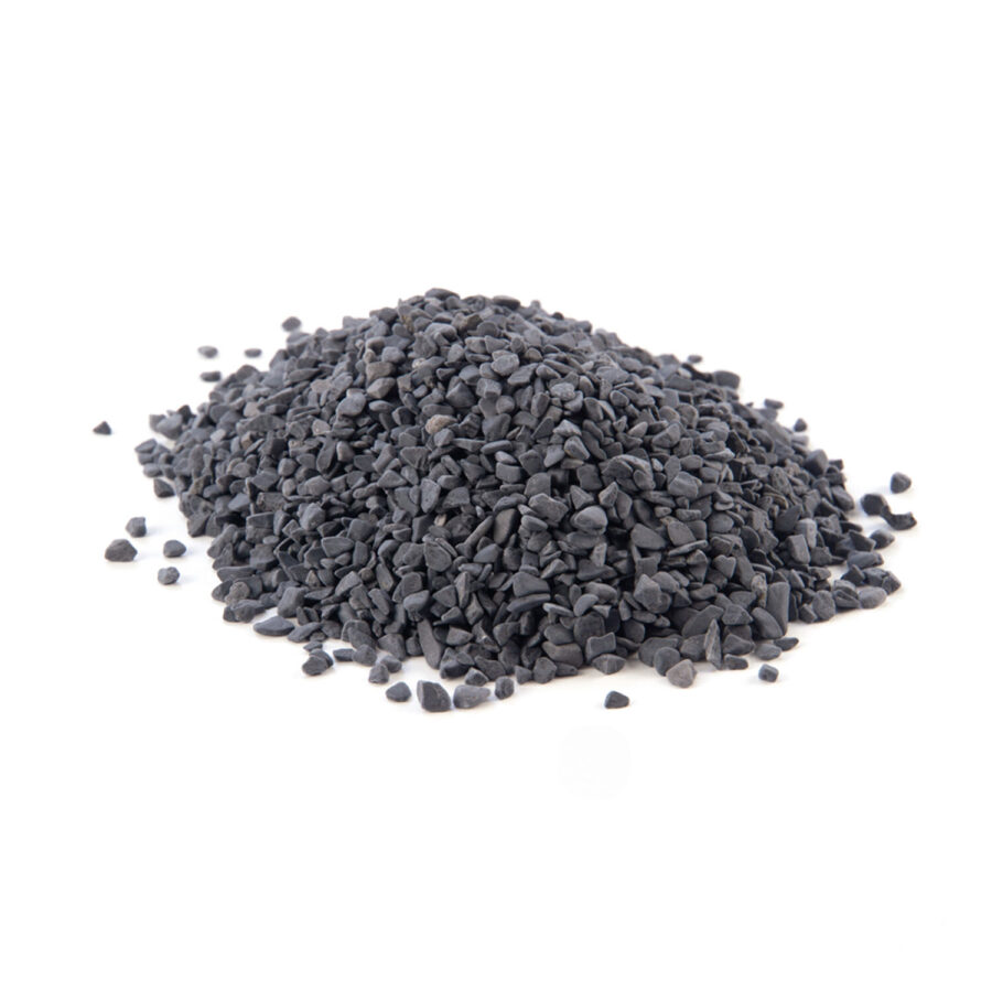 Haufen aus schwarzem Steinmix mit Körnung 4-7 mm auf weißem Hintergrund