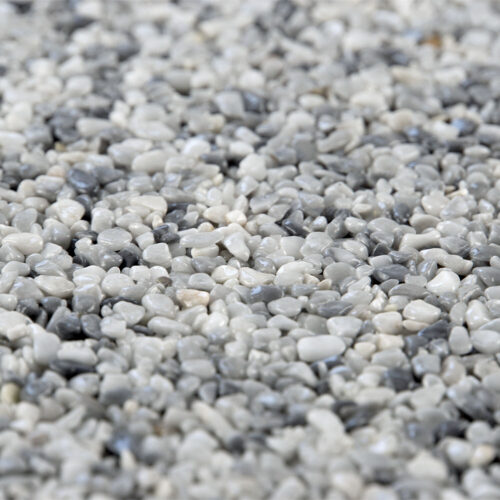 Nahaufnahme von grauen und weißen Steinen mit 2-4 mm Körnung