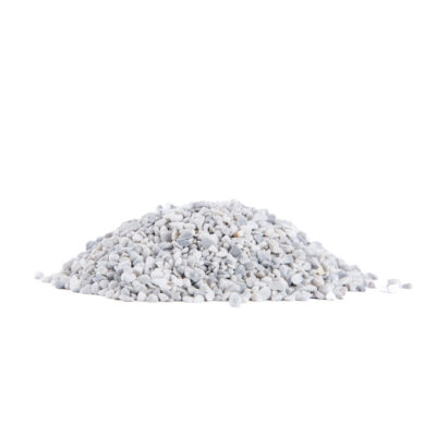 Haufen aus kleinen grauen Steinen auf weißem Hintergrund