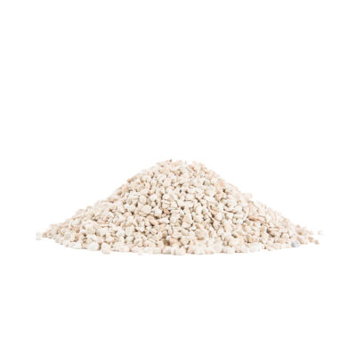 Haufen aus weißem Steinmix 4-7 mm auf weißem Hintergrund