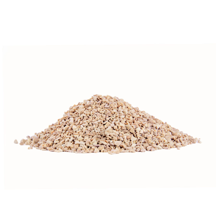 Haufen von kleinen, beige farbigen Steinchen auf weißem Hintergrund
