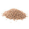 Haufen von kleinen, beige Natursteinen auf weißem Hintergrund