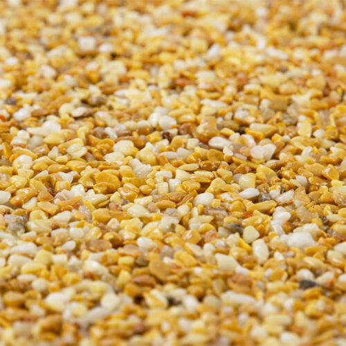 Nahaufnahme eines gelben und weißen Steinteppichs mit feiner Körnung