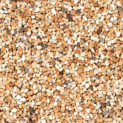 Nahaufnahme eines Steinteppichs mit beige, weiß und braunen Kieseln