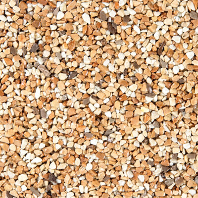 Nahaufnahme eines Steinteppichs mit beige, weiß und braunen Kieseln