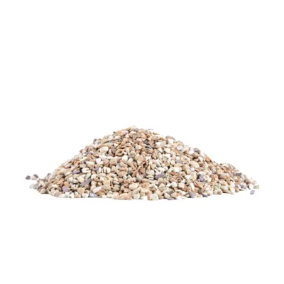Haufen aus gemischtem Steinmaterial in beige und braun auf weißem Hintergrund