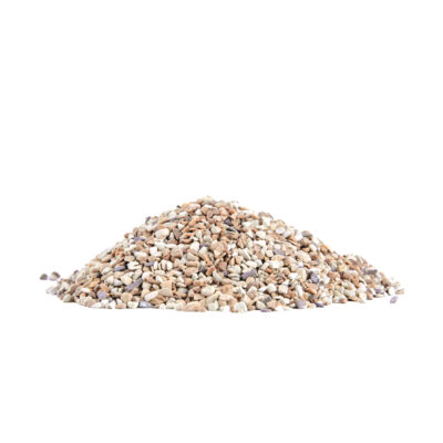 Haufen aus gemischtem Steinmaterial in beige und braun auf weißem Hintergrund