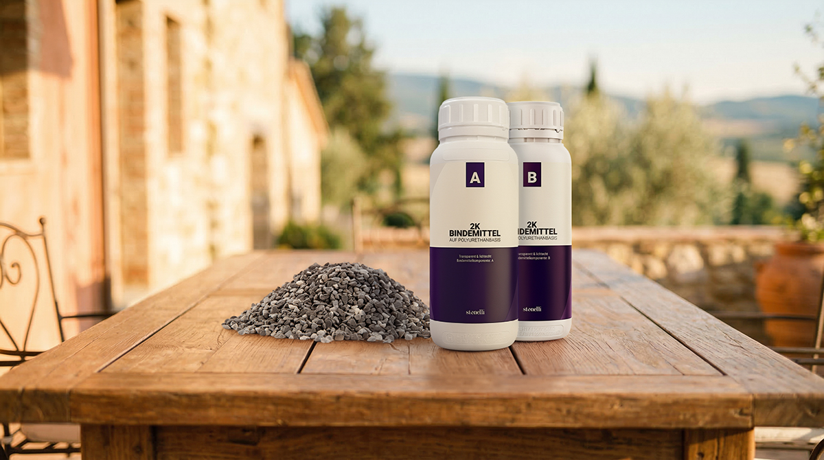 Zwei Flaschen mit Bindemittel A und B auf Holztisch neben Steinteppich Kieselsteinen, im Hintergrund Naturkulisse