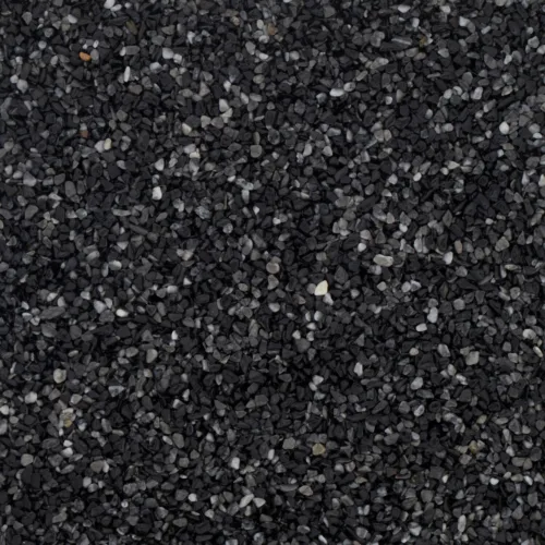 Nahaufnahme von schwarzem und grauem Marmorkies mit Körnung 2-4 mm