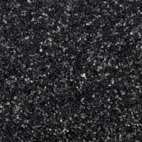 Nahaufnahme von schwarzem und grauem Marmorkies mit Körnung 2-4 mm