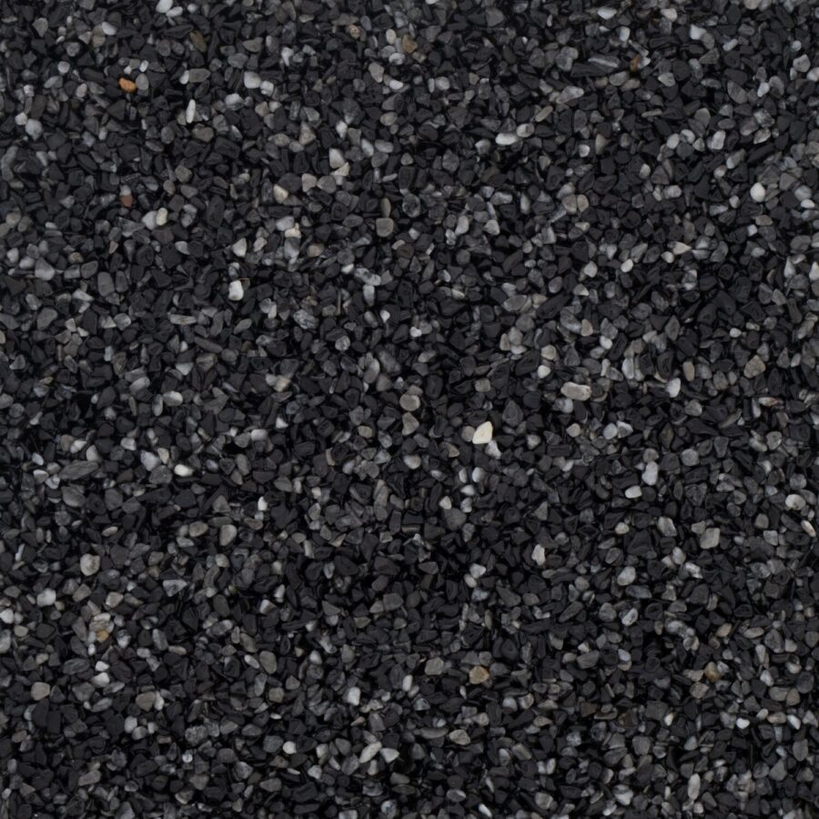 Nahaufnahme von schwarzem und grauem Marmorkies mit Körnung 2-4 mm