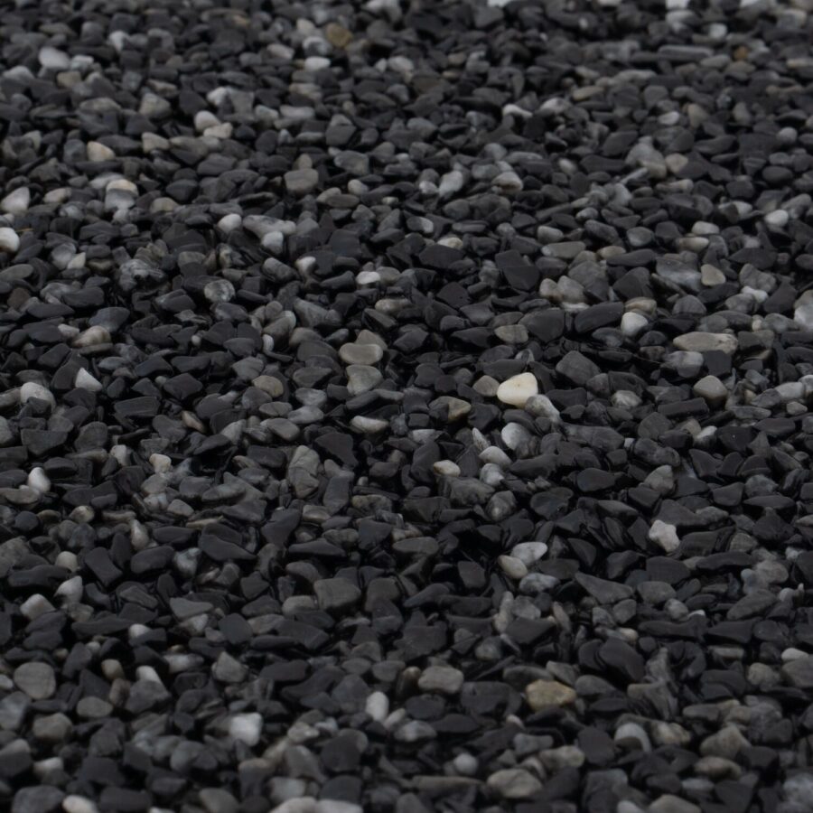 Nahaufnahme eines schwarz-grauen Steinteppichs mit 2-4 mm Körnung