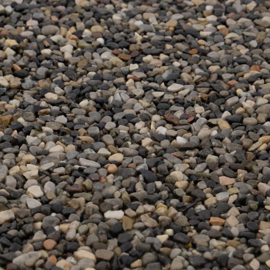 Nahaufnahme von Steinteppich mit 2-4 mm Marmorkies in Beige und Grau