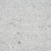 Nahaufnahme von weißem Marmorkies mit 2-4 mm Körnung