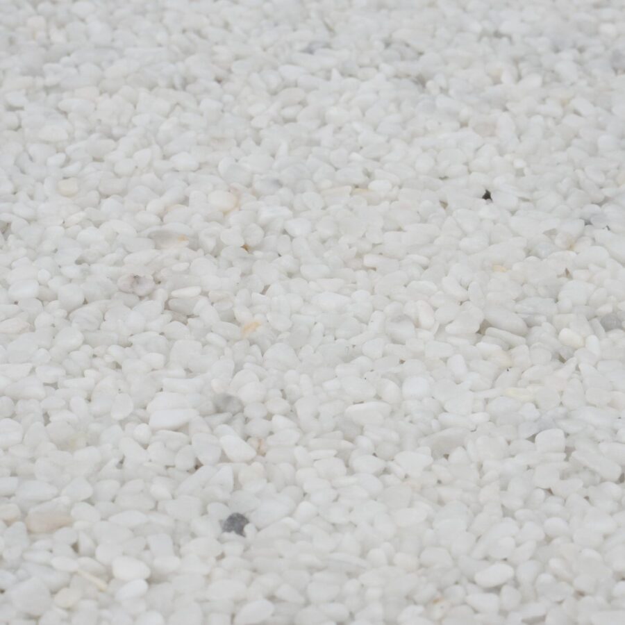 Nahaufnahme von weißem Marmorkies mit 2-4 mm Körnung