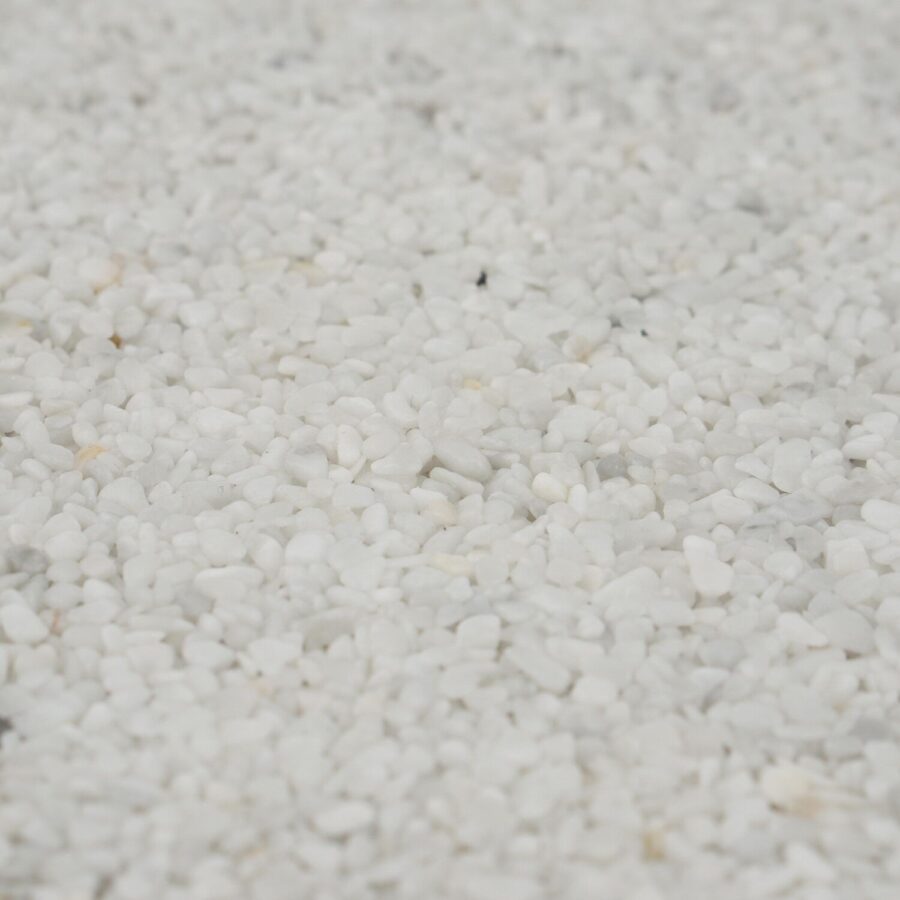 Nahaufnahme von weißem Marmorkies mit Körnung 2-4 mm