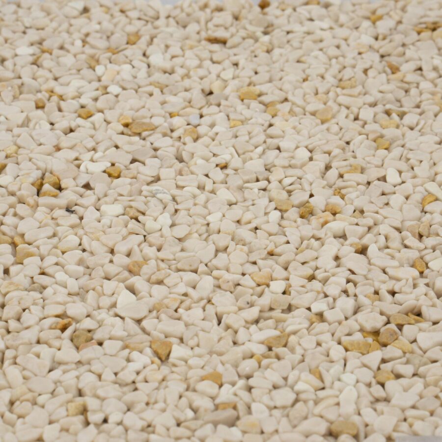 Nahaufnahme von beigem und gelbem Marmorkies mit 2-4 mm Körnung