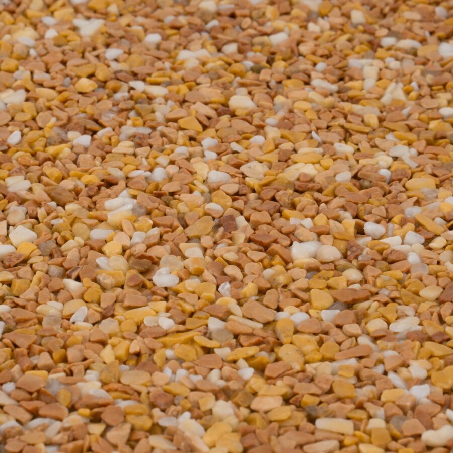 Nahaufnahme eines beige-gelben Steinteppichs mit 2-4 mm Körnung