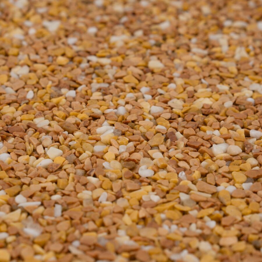 Nahaufnahme eines beige-gelben Steinteppichs mit 2-4 mm Marmorkies