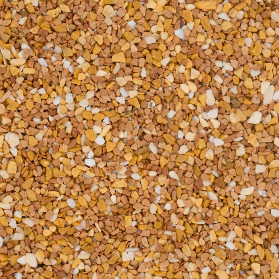 Nahaufnahme von beige-gelbem Marmorkies Steinteppich, Körnung 4-7 mm