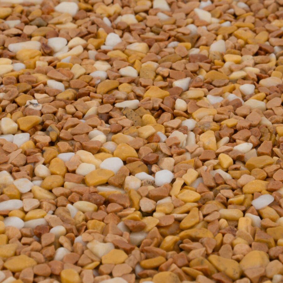 Nahaufnahme eines Steinteppichs in Beige und Gelb mit 4-7 mm Körnung