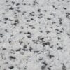 Nahaufnahme eines Steinteppichs aus Marmorkies in Schwarz, Weiß und Grau mit einer Körnung von 2-4 mm