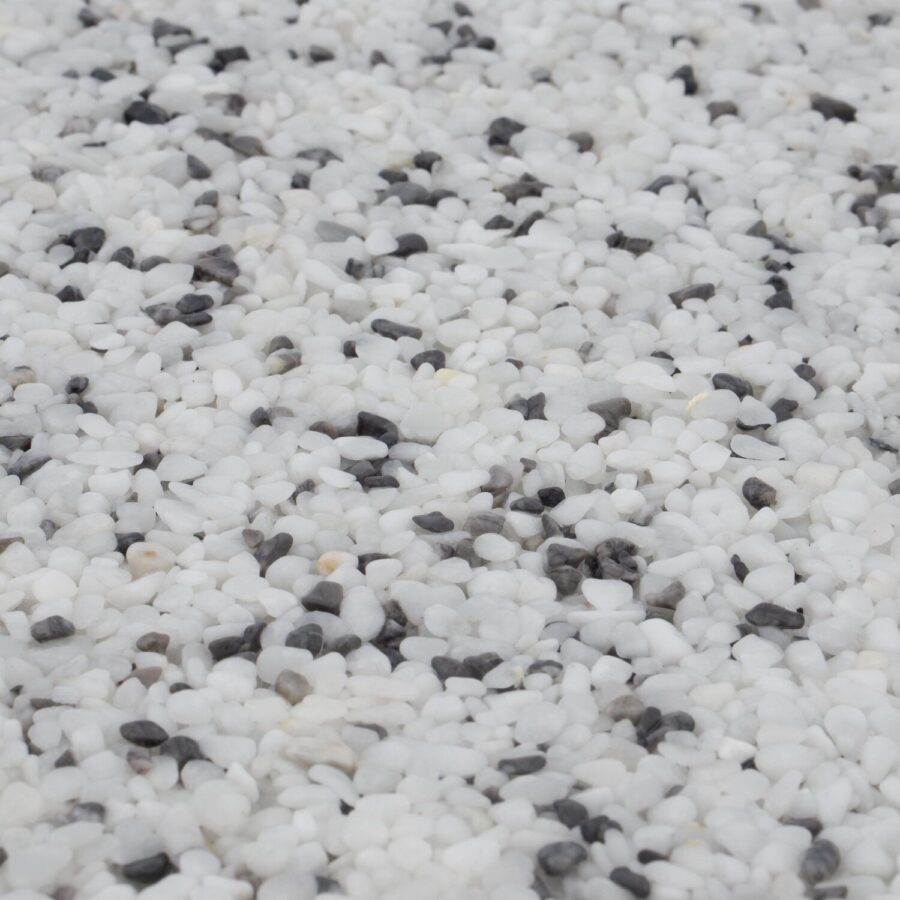 Nahaufnahme eines Steinteppichs aus Marmorkies in Schwarz, Weiß und Grau mit einer Körnung von 2-4 mm